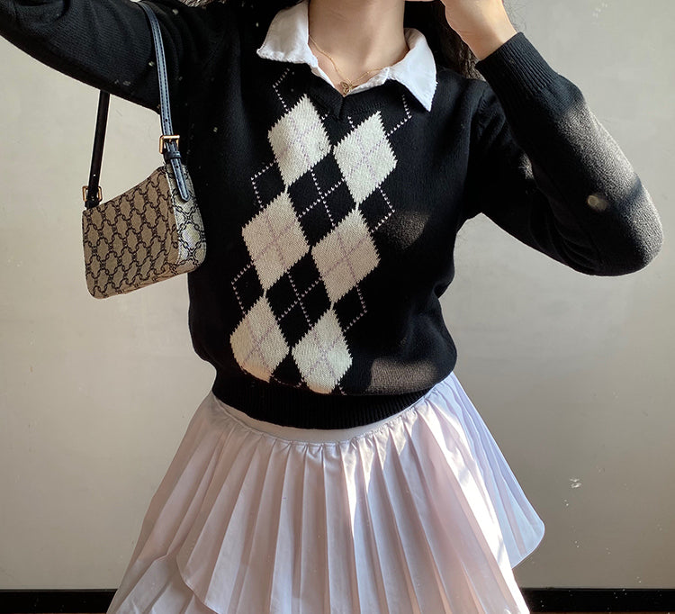 
            
                Load image into Gallery viewer, Vintage Slim Argyle Knit Sweater
            
        